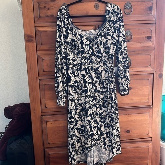 NWT Lush Women’s Black And Cream Wrap Dress Size Large - Picture 1 of 12